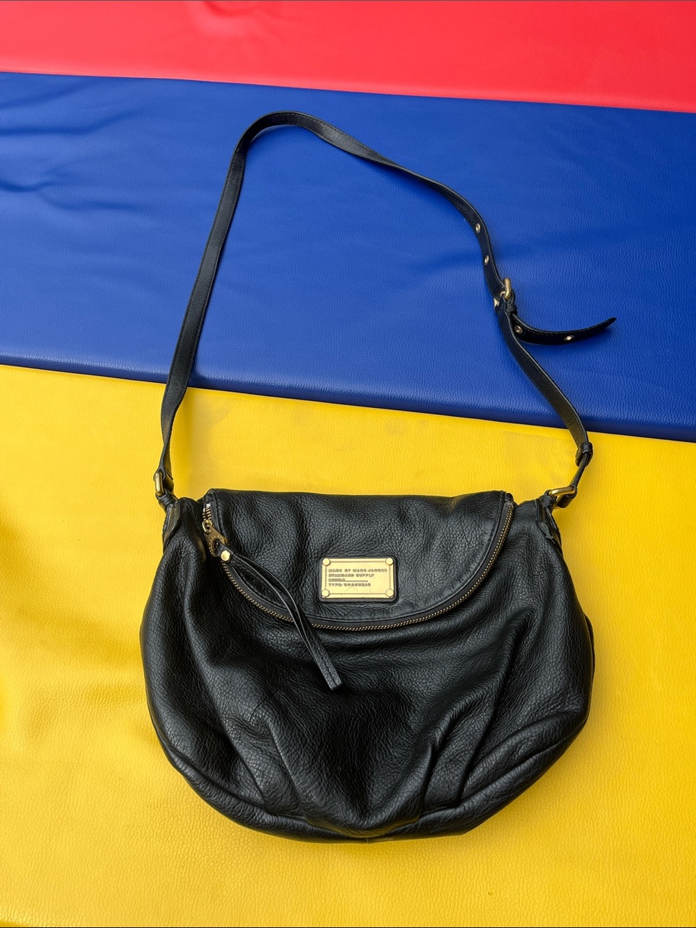 Marc by Marc Jacobs Black Pebbled Leather Shoulder bag with Gold Plaque